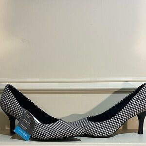 NWT Houndstooth fabric pumps